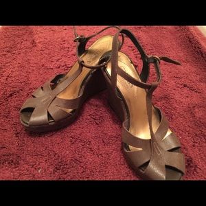 NWOT Guess by Marciano brown wedges 5 1/2